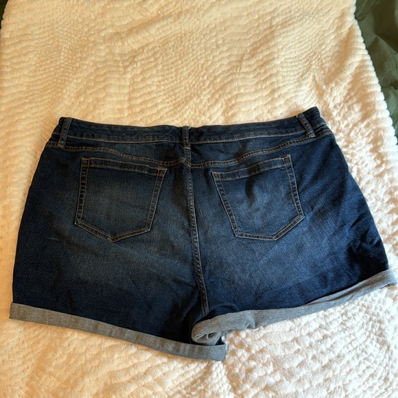 Torrid dark jean shorts size 24 - Picture 4 of 5